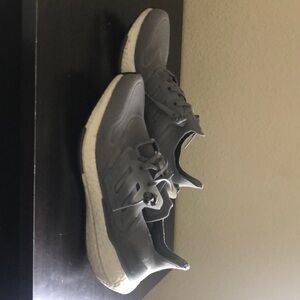 This is the men’s Ultraboost light running shoes. It’s a US size 8 1/2